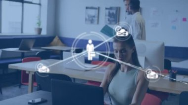 Ofiste tartışan iki farklı adama karşı dijital simge ağının animasyonu. Küresel ağ ve iş teknolojisi kavramı