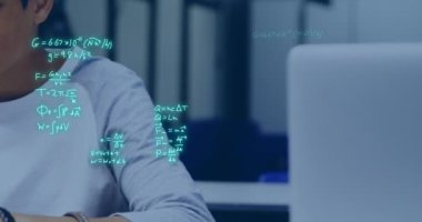 Kafkas kız öğrencileri üzerinde çalışan denklemler ve veri işleme animasyonları. Küresel eğitim, öğrenim, okul, dijital arayüz ve dijital olarak oluşturulan veri işleme kavramı.