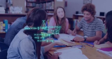 Çeşitli öğrenciler üzerinde denklem ve veri işleme animasyonları. Küresel eğitim, öğrenim, okul, dijital arayüz ve dijital olarak oluşturulan veri işleme kavramı.