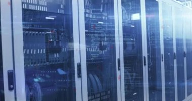 Bilgisayar sunucu odasında ışık noktaları ve veri işleme animasyonu. Bilgisayar arayüzü ve iş veri depolama teknolojisi kavramı