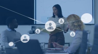 Ofiste sunum yapan melez kadınlara karşı profil simgelerinin animasyonu. Küresel ağ ve iş teknolojisi kavramı