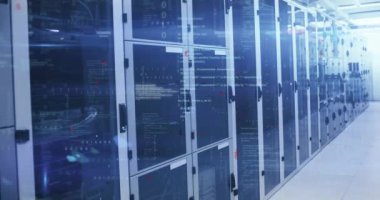 Bilgisayar sunucu odasında ışık noktaları ve veri işleme animasyonu. Bilgisayar arayüzü ve iş veri depolama teknolojisi kavramı