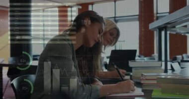 Çeşitli öğrenciler üzerinde istatistik ve veri işleme animasyonu. Küresel eğitim, öğrenim, okul, dijital arayüz ve dijital olarak oluşturulan veri işleme kavramı.