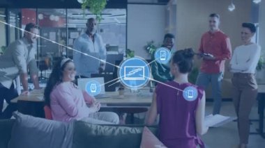 Ofiste birlikte tartışan çeşitli meslektaşlar takımının dijital simge ağının animasyonu. Küresel ağ ve iş teknolojisi kavramı