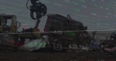 Hurdalıkta çalışan hidrolik kaldırma makinesine karşı borsa veri işleme animasyonu. Küresel ekonomi ve geri dönüşüm teknolojisi kavramı