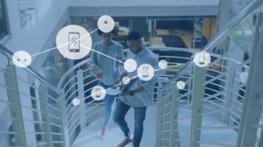 Ofisteki merdivenlerde tartışan farklı erkek ve kadınların dijital simge ağının animasyonu. Küresel ağ ve iş teknolojisi kavramı