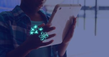 Tablet kullanan Afro-Amerikan kız öğrencinin veri işleme animasyonu. Küresel eğitim, öğrenim, okul, dijital arayüz ve dijital olarak oluşturulan veri işleme kavramı.