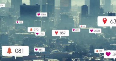 Şehir manzarasının havadan görünüşüne karşı yüzen birden fazla sosyal medya simgesinin animasyonu. Sosyal medya ağı ve iş teknolojisi kavramı