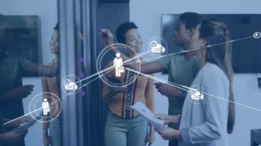 Ofiste cam levha üzerinde tartışan üç farklı kadın üzerinde dijital simge ağının animasyonu. Küresel ağ ve iş teknolojisi kavramı