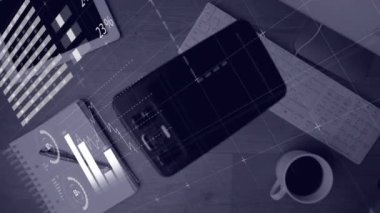 Akıllı telefonun ahşap ofis masasına düşüşüyle ilgili istatistiksel veri işleme animasyonu. Bilgisayar arayüzü ve iş veri teknolojisi kavramı
