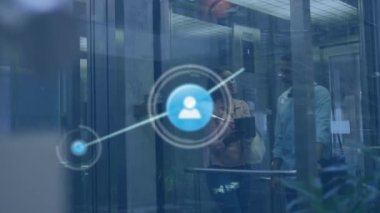 Ofisteki asansörde tartışan çeşitli erkek ve kadınlara karşı dijital simge ağının animasyonu. Küresel ağ ve iş teknolojisi kavramı