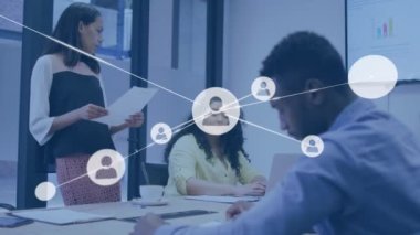 Ofisteki toplantı odasında çeşitli meslektaşların tartışması üzerine profiller ağının animasyonu. Küresel ağ ve iş teknolojisi kavramı