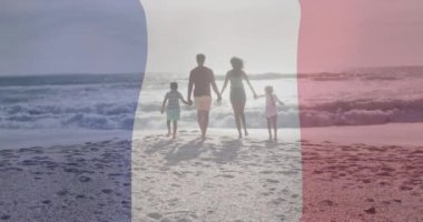 Sahilde yürüyen çocukları olan melez çiftler yerine Fransa bayrağı animasyonu. Bastille Günü, Fete nationale Francaise, Yurtseverlik ve kutlama konsepti dijital olarak üretilen video.