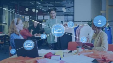 Stüdyoda tartışan üç farklı kadın moda tasarımcısının ikon ağının animasyonu. Küresel ağ ve yaratıcı iş teknolojisi kavramı