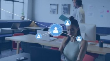 Ofiste tartışan iki farklı adama karşı profil simgeleri ağının animasyonu. Küresel ağ ve iş teknolojisi kavramı