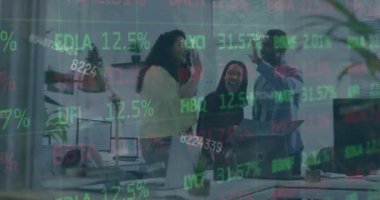 Çeşitli meslektaşların ofiste birbirlerine beşlik çakmaları üzerine borsa veri işleme animasyonu. Küresel ekonomi ve iş teknolojisi kavramı