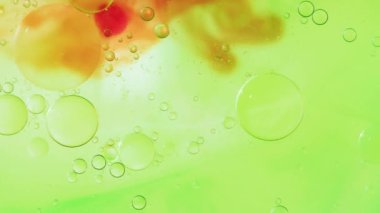 Sıvı ve takılardan oluşan iyi titreşimlerin animasyonu. Sosyal medya, iletişim, renk ve şablon kavramı dijital olarak oluşturuldu.