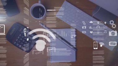 Ahşap ofis masasına düşen kalemlere karşı veri işleme animasyonu. Bilgisayar arayüzü ve iş veri teknolojisi kavramı