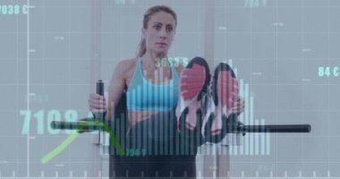 Spor salonunda karın kası egzersizi yapan beyaz bir kadın için istatistiksel veri işleme animasyonu. Spor ve spor teknolojisi kavramı