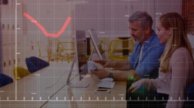 Ofiste dijital tablet üzerinde tartışan beyaz erkek ve kadının veri işleme animasyonu. Bilgisayar arayüzü ve iş veri teknolojisi kavramı