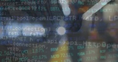 Tren istasyonuna karşı depodaki Kafkas denetçisinin veri işleme animasyonu. Küresel ağ ve lojistik iş teknolojisi kavramı