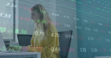 Ofiste dizüstü bilgisayarla not alan beyaz kadın hakkında borsa veri işleme animasyonu. Küresel ekonomi ve iş teknolojisi kavramı