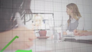 Muhtelif meslektaşların ofiste video konferansı yapmaları üzerine istatistiksel veri işleme animasyonu. Küresel ekonomi ve iş teknolojisi kavramı