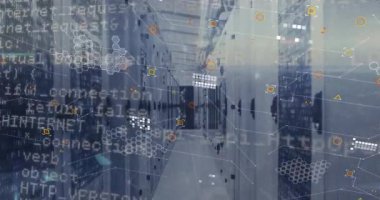 Bilgisayar sunucu odasına karşı veri işleme ve bağlantı ağının animasyonu. Bilgisayar arayüzü ve iş veri depolama teknolojisi kavramı