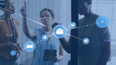Ofiste cam levha üzerinde tartışan üç farklı kadın üzerinde dijital simge ağının animasyonu. Küresel ağ ve iş teknolojisi kavramı