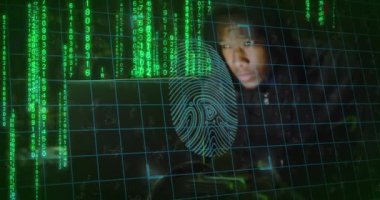 Biyometrik parmak izi animasyonu ve dizüstü bilgisayar kullanan Afro-Amerikan adam üzerinde ikili kodlama. Küresel hesaplama, dijital arayüz ve veri işleme kavramı dijital olarak oluşturulmuş video.