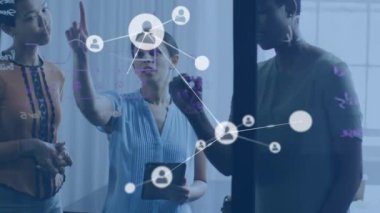 Ofiste cam levha üzerinde tartışan üç farklı kadın üzerinde profil simgesi ağı animasyonu. Küresel ağ ve iş teknolojisi kavramı