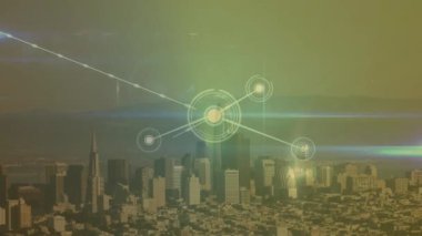 Şehir manzarası üzerinden veri işleme ağı ile bağlantıların animasyonu. Küresel ağlar, işletmeler, finans ve veri işleme kavramı dijital olarak oluşturulmuş video.