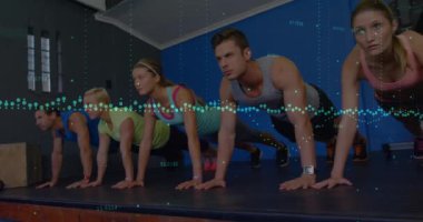Çeşitli gruplar üzerinde veri işleme animasyonu spor salonunda tahta egzersizi yapan insanlara uyuyor. Spor ve spor teknolojisi kavramı