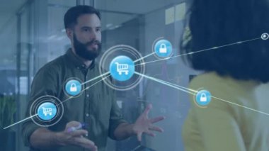 Ofiste cam levha üzerinde tartışan çeşitli erkek ve kadınların dijital simge ağının animasyonu. Küresel ağ ve iş teknolojisi kavramı