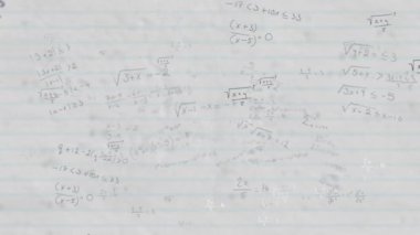 Beyaz çizgili kağıt zemin üzerinde yüzen matematiksel denklemlerin ve formüllerin animasyonu. Okul ve eğitim kavramı