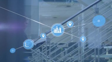 Ofisteki merdivenlerde konuşan beyaz erkek ve kadın üzerinde profil simgelerinin oluşturduğu bir ağ animasyonu. Küresel ağ ve iş teknolojisi kavramı