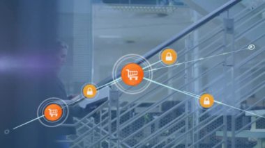 Ofisteki merdivenlerde tartışan beyaz erkek ve kadına karşı dijital ikonlar ağı animasyonu. Küresel ağ ve iş teknolojisi kavramı