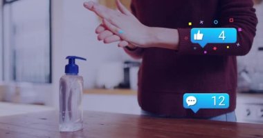 Beyaz kadınların ellerini dezenfekte etmesi üzerine numaralar içeren sosyal medya simgelerinin canlandırılması. Yaşam tarzı, iletişim, sosyal medya ve dijital arayüz konsepti dijital olarak oluşturulmuş video.