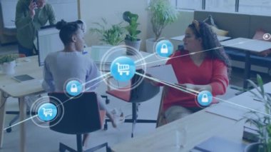 Ofisteki bir belge üzerinde tartışan iki farklı kadın üzerinde dijital simge ağının animasyonu. Küresel ağ ve iş teknolojisi kavramı