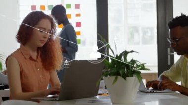 Ofiste dizüstü bilgisayar kullanan kadın ve erkeğin profili simgelerinin animasyonu. Küresel ağ ve iş teknolojisi kavramı