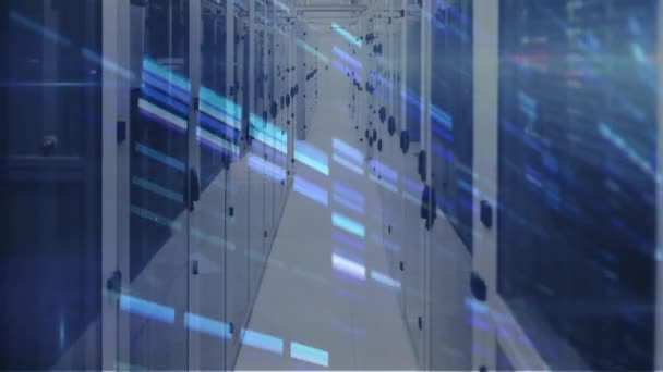 Animation Blauer Mosaikquadrate Und Datenverarbeitung Gegen Computerserverraum Computerschnittstelle Und Geschäftsdatenspeichertechnologie — Stockvideo