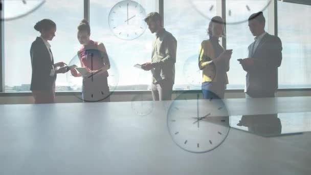 Анимация Множественных Тикающих Часов Плавающих Против Различных Бизнесменов Работающих Офисе — стоковое видео