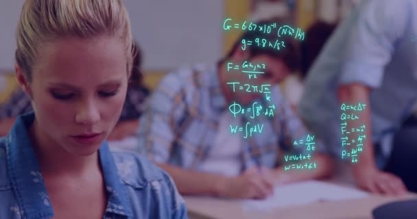 原因となる女性学生に対する方程式やデータ処理のアニメーション グローバル教育 デジタルインターフェイスとデータ処理の概念デジタル生成されたビデオ — ストック動画