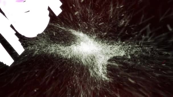 Siyah Zemin Üzerinde Uçan Beyaz Parçacıklara Karşı Yüksek Puanlı Metin — Stok video