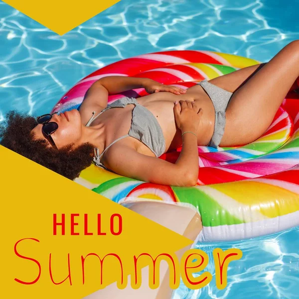 Skládá Ahoj Letní Text Biracial Žena Bikinách Relaxaci Nafukovací Plavecký — Stock fotografie