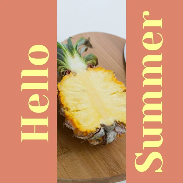 Skládá Ahoj Letní Text Ananas Plátek Řezání Prkna Přes Broskev — Stock fotografie