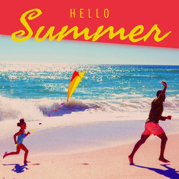 混合了你好的夏季文字和非洲裔美国父亲和女儿与风筝跑在海滩 自然和假日概念 — 图库照片
