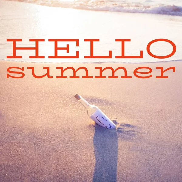 Σύνθεση Του Hello Summer Text Πάνω Από Μπουκάλι Αμμώδη Παραλία — Φωτογραφία Αρχείου