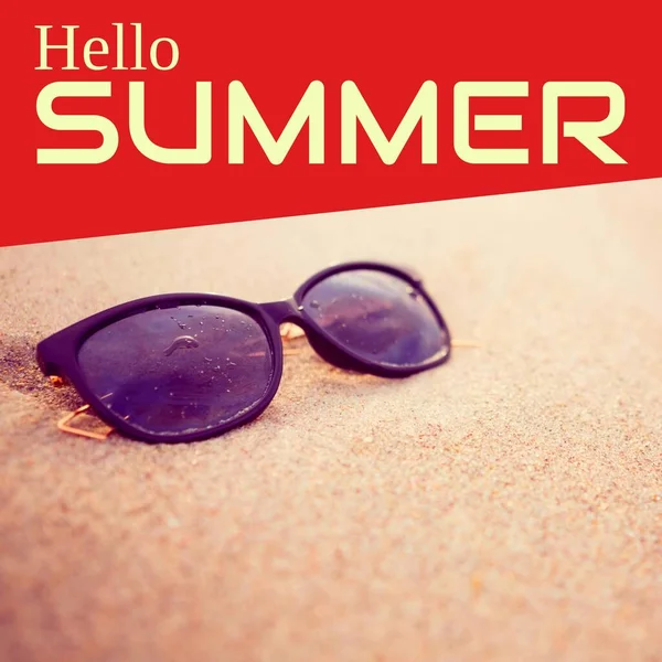 Σύνθεση Του Hello Summer Text Γυαλιά Ηλίου Αμμώδη Παραλία Γεια — Φωτογραφία Αρχείου