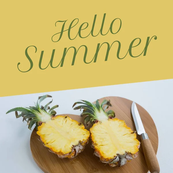 Skládá Ahoj Letní Text Poloviční Ananas Nožem Řeznou Deskou Kopírovací — Stock fotografie